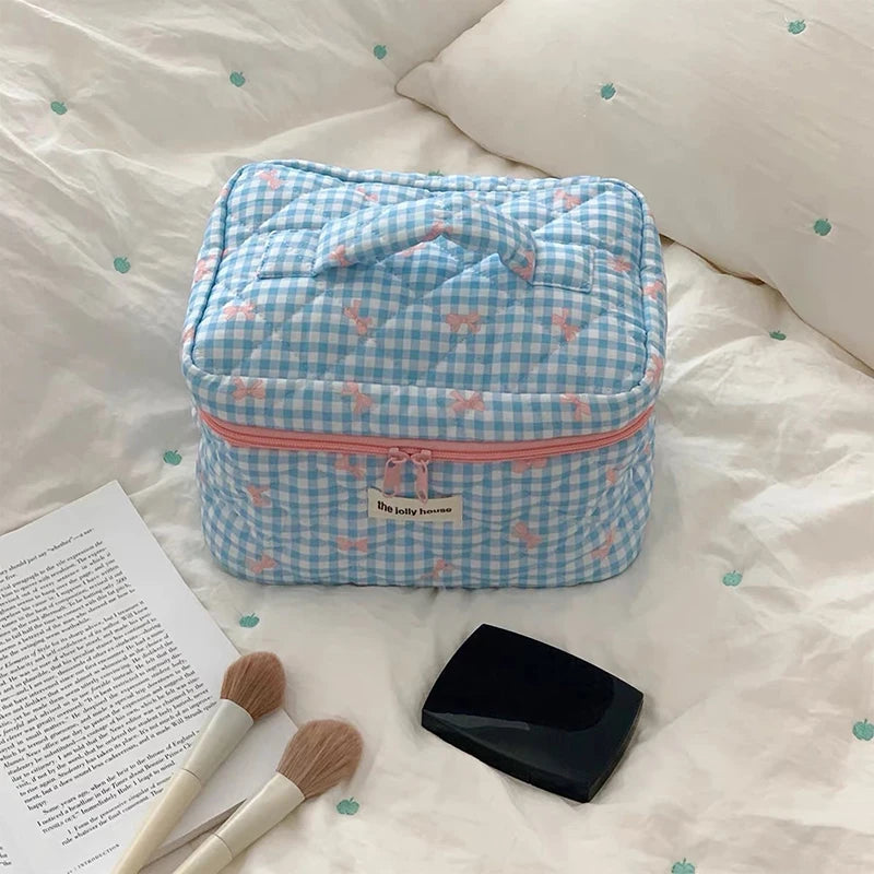 Die gesteppte Tragetasche "Coquette-Charm": Süße Make-up-Tasche mit Schleifenmuster