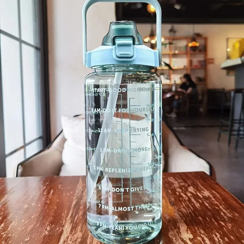 2L große Wasserflasche mit Strohhalm – Auslaufsicherer Kunststoff-Sportkrug mit Zeitmarkierung & motivierenden Zitaten