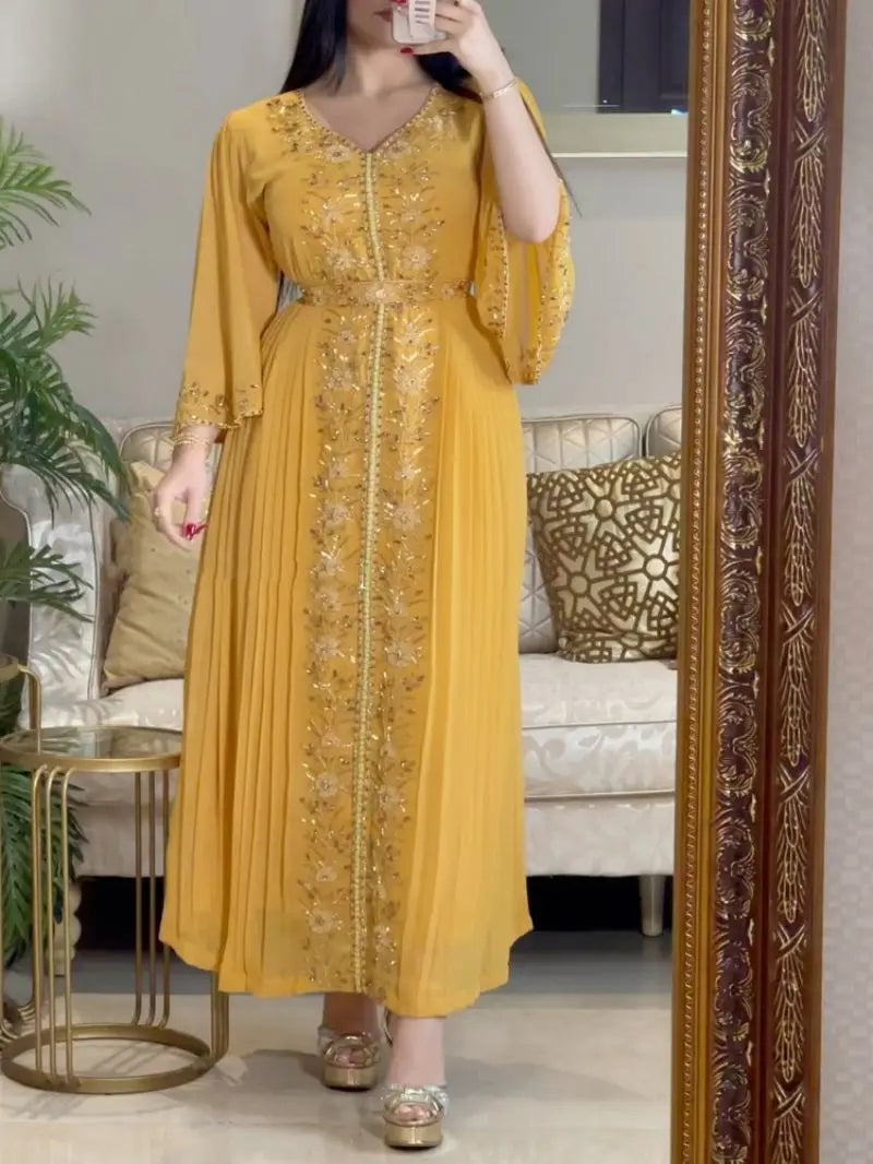 Das Kaftankleid „Saffron Royale“ – mit typischer Stickerei aus gelben Diamanten – Luxuriöses marokkanisches Partykleid