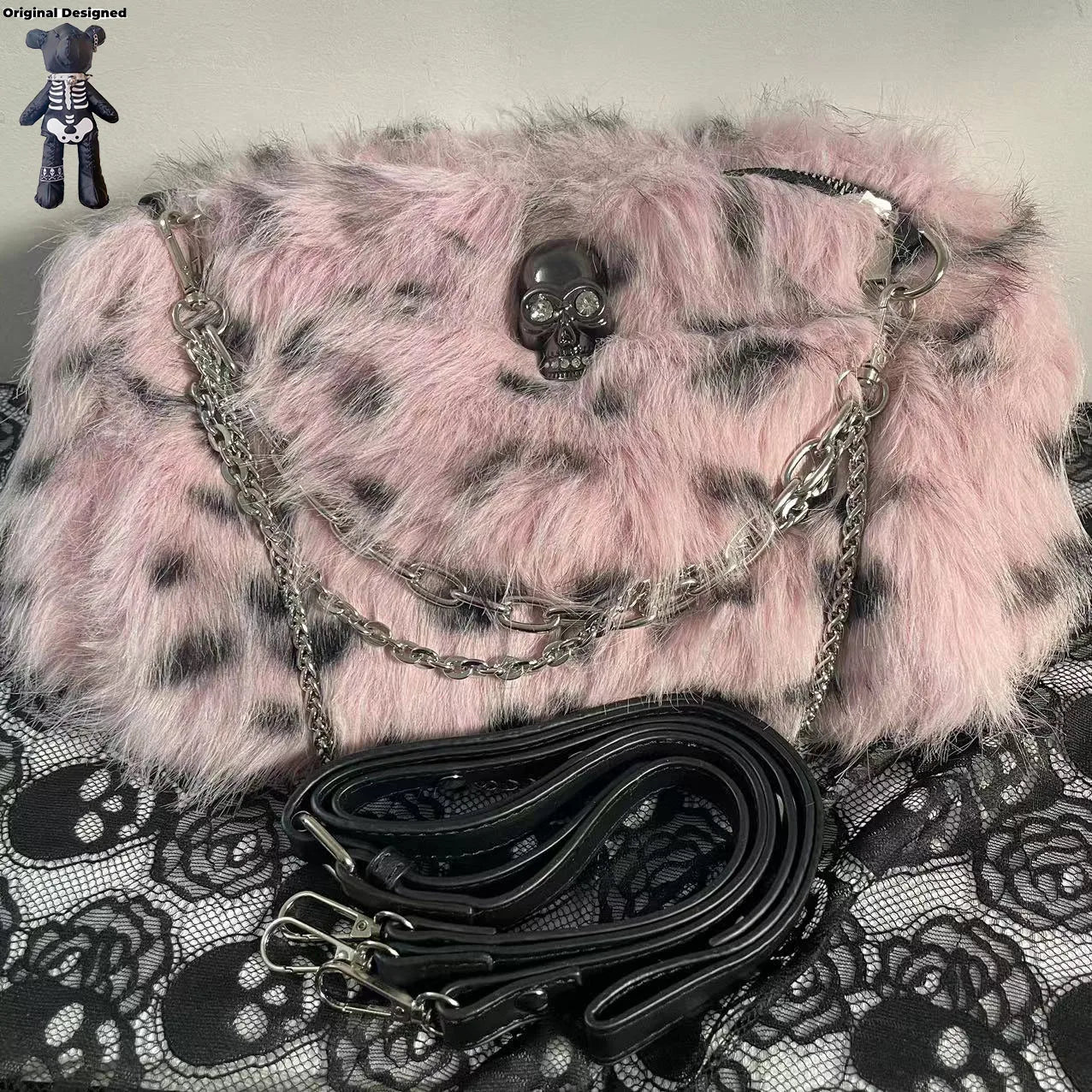 Die rosafarbene Plüschhandtasche mit Blush-Leopard-Silhouette