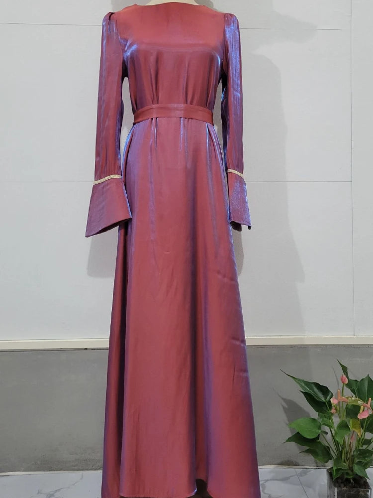 Die „Rose-Lustre“ Silky Abaya: Atemberaubender rosa marokkanischer Kaftan mit Glanzeffekt und Schnürung an der Taille