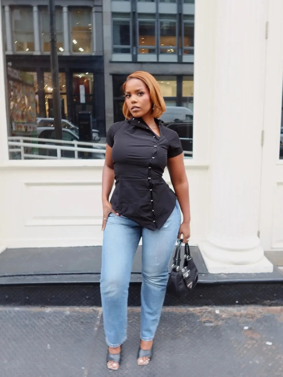 Vintage-Damen-Cropped-Bluse in Schwarz – Modisches Oberteil mit unregelmäßiger Knopfleiste, tailliertes Kurzarmhemd mit Revers