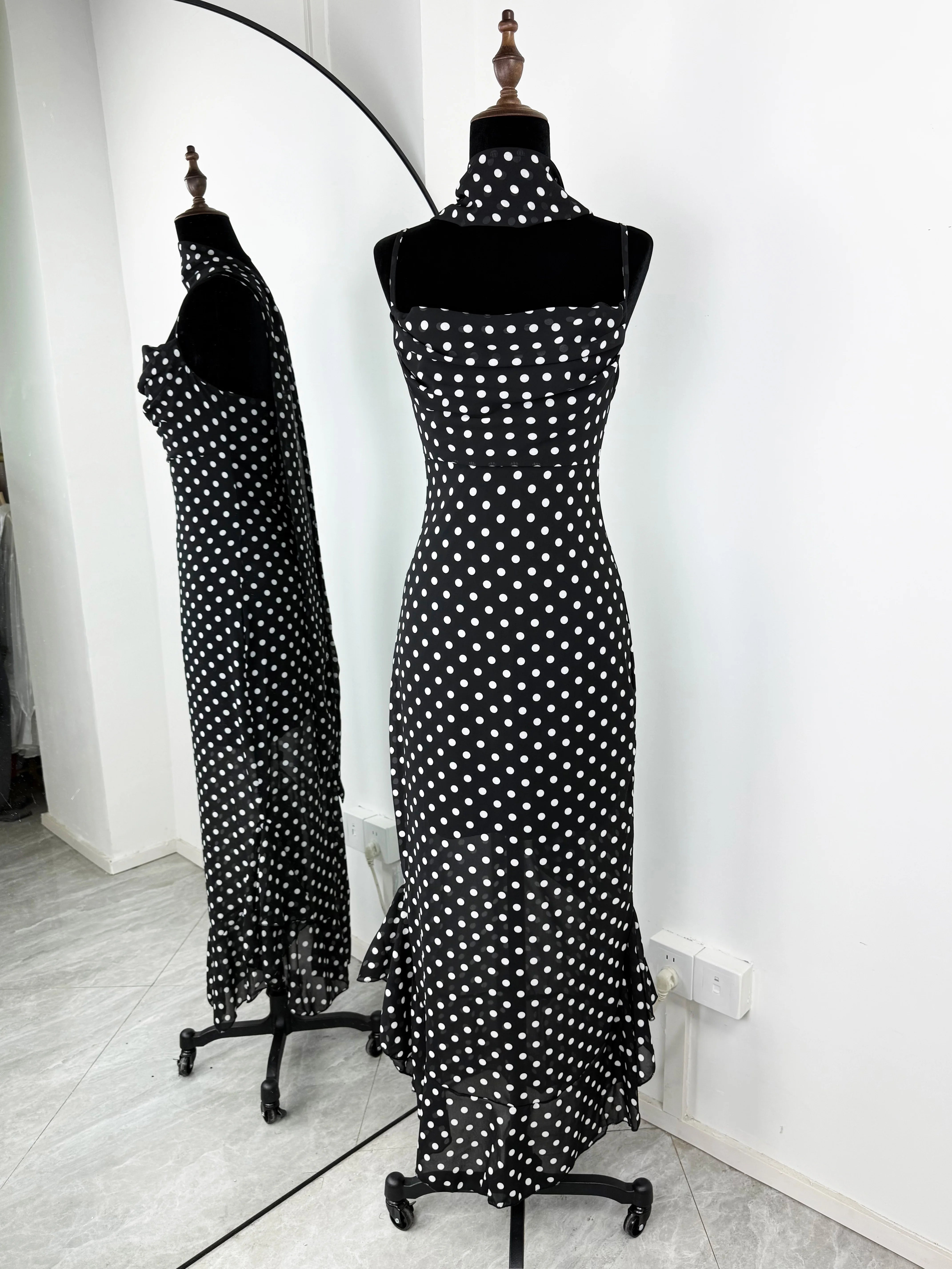 Elegantes, langes Polka-Dot-Kleid für Damen – luxuriöses Halter-Kleid mit Schalband