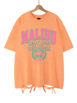Das Malibu Retro T-Shirt: Sun-Washed Baumwoll-Grafik-T-Shirt mit Vintage-Schriftzug