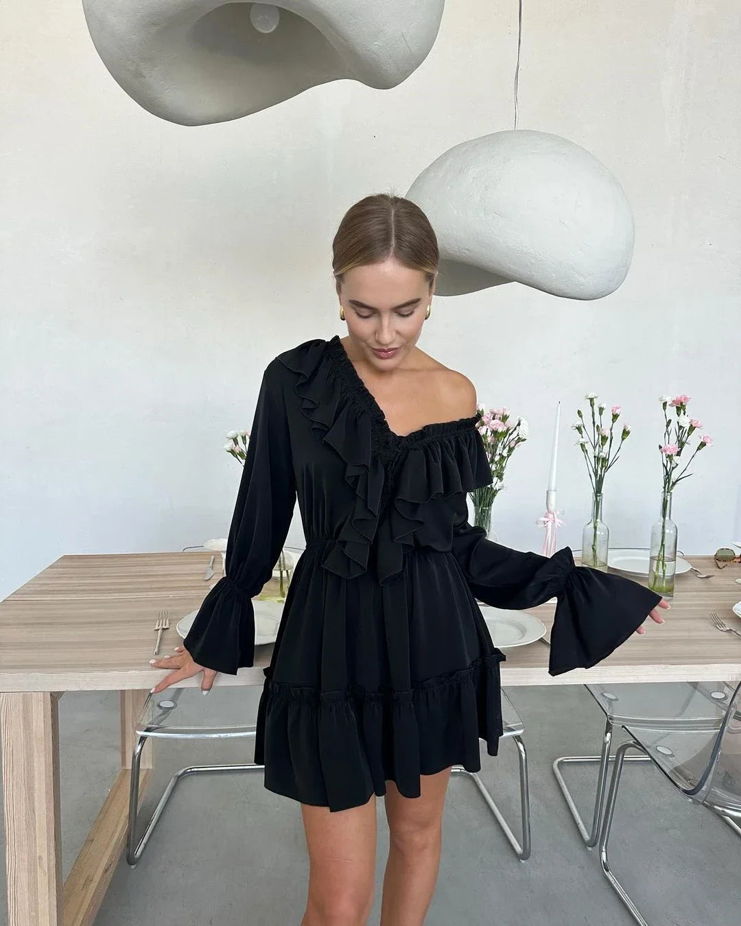 Elegantes schwarz-weißes Rüschen-Minikleid für Damen – langärmliges Patchwork-Bandagenkleid