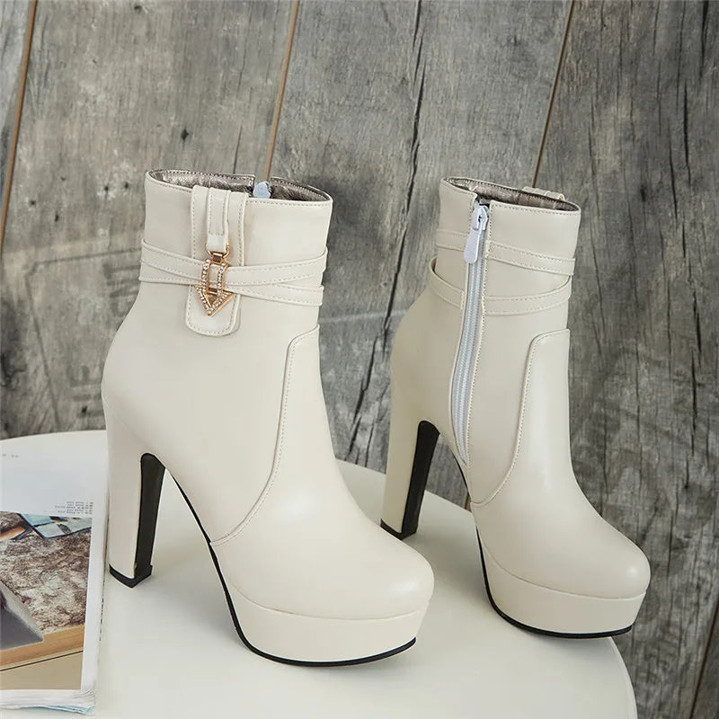 The Apex Buckle: Strukturierte Plateau-Stiefeletten – Luxuriöser klobiger High-Heel-Bootie