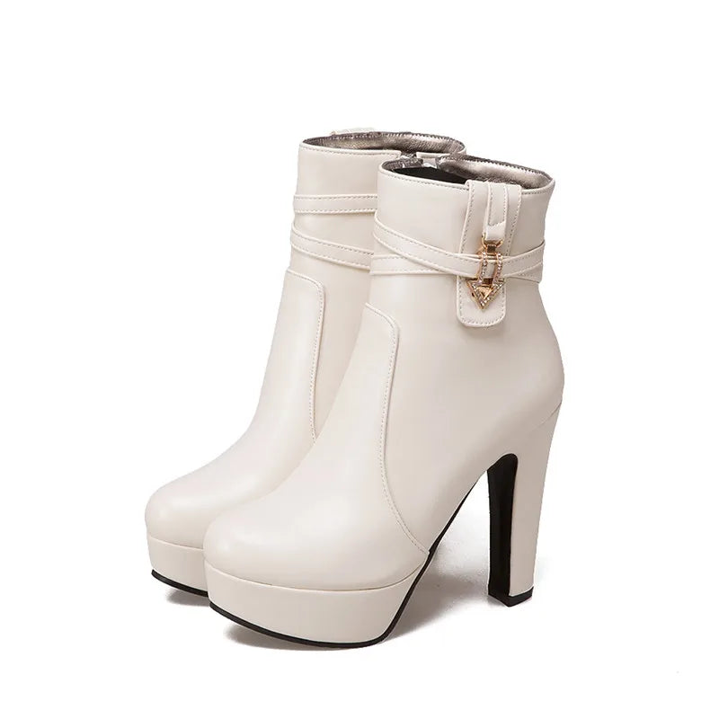The Apex Buckle: Strukturierte Plateau-Stiefeletten – Luxuriöser klobiger High-Heel-Bootie