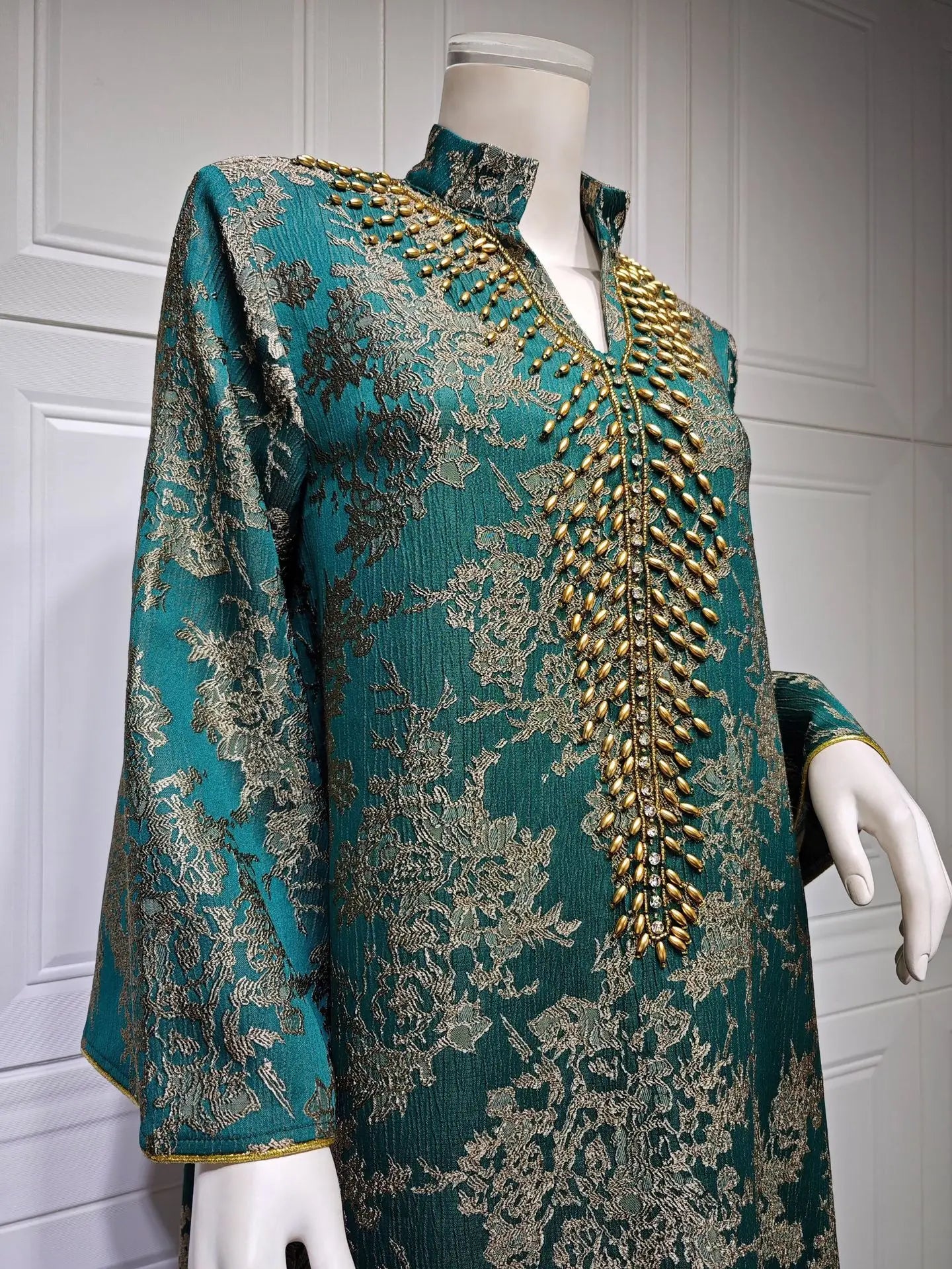 Perlenbesetzter muslimischer Abaya für Damen | Elegante Jalabiya mit Stehkragen und marokkanisches Partykleid