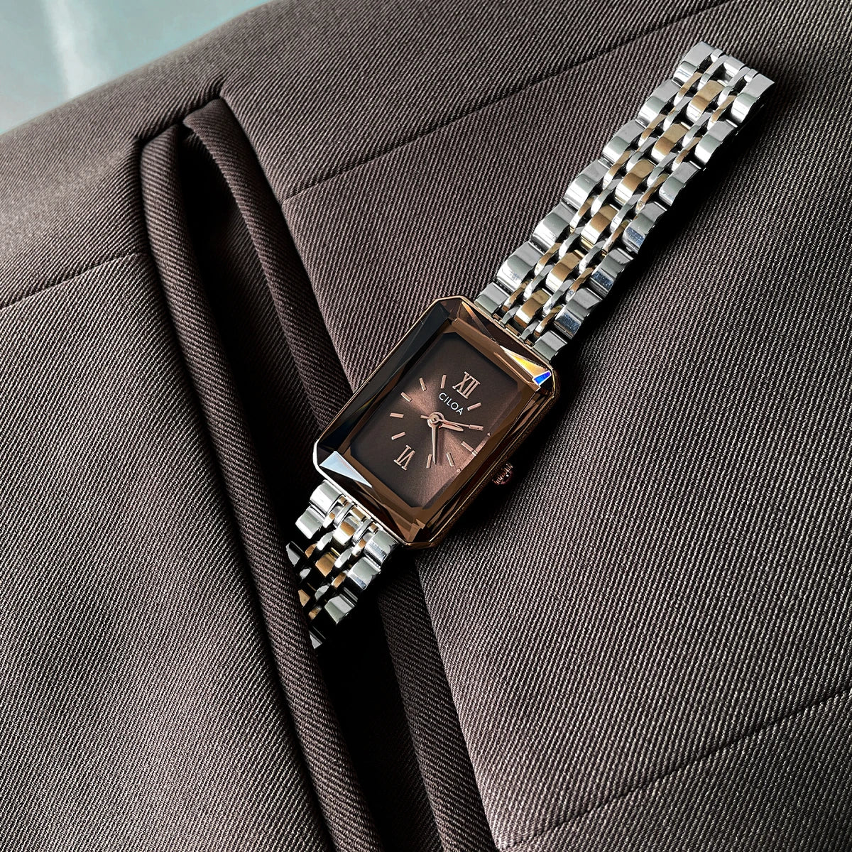 Women’s Retro Light Luxury Watch – Niche Art High-End Wristwatch for Ladies