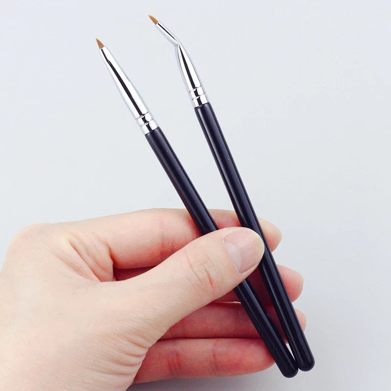 Der „Winkelblick“ Präzisionspinsel: Eyeliner-Werkzeug mit gebogenem Kopf