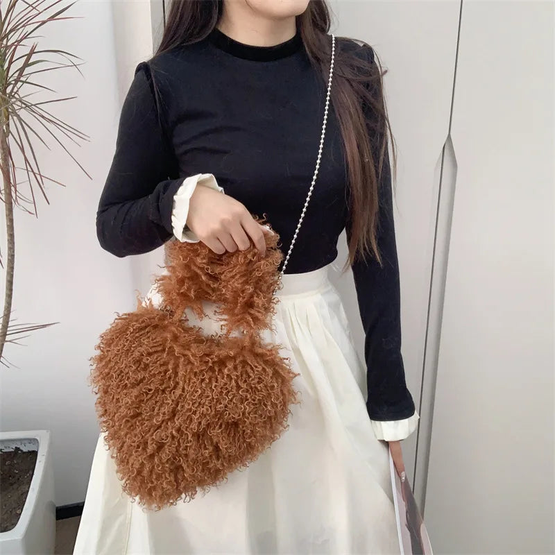 Cupid’s Cloud: Premium Kunstfelltasche in Herzform aus mongolischem Kunstfell – Luxuriöse, zottelige herzförmige Umhängetasche