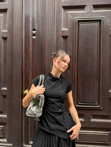 Vintage-Damen-Cropped-Bluse in Schwarz – Modisches Oberteil mit unregelmäßiger Knopfleiste, tailliertes Kurzarmhemd mit Revers