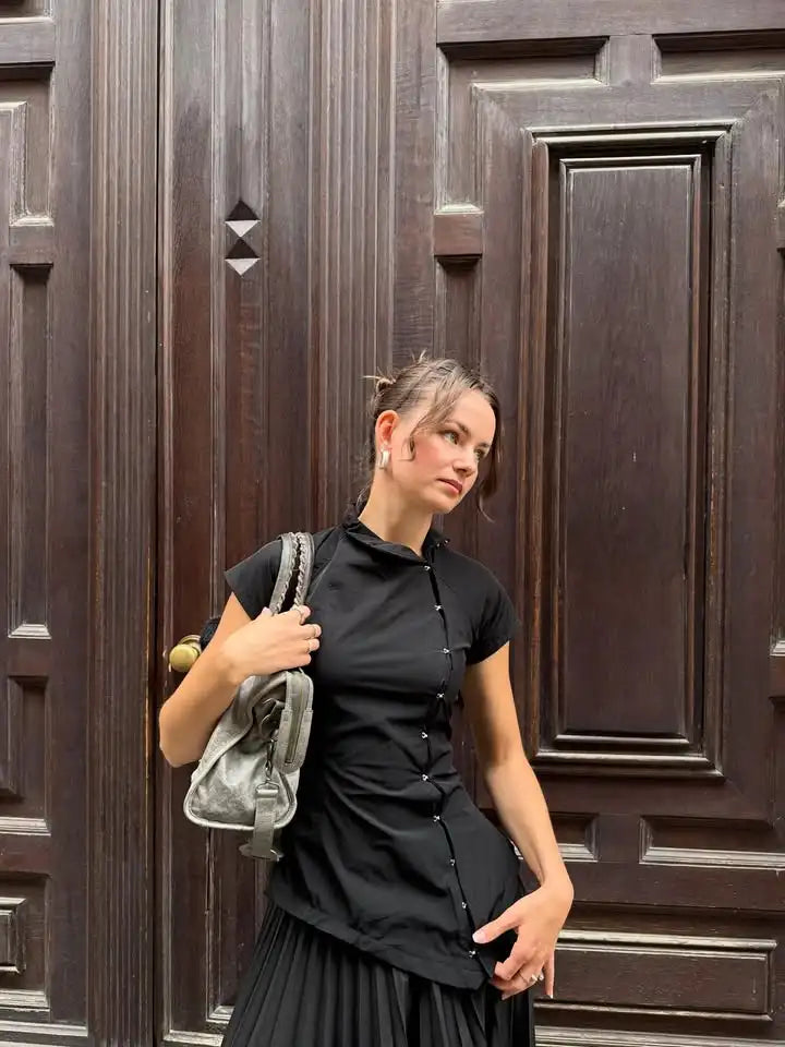 Vintage-Damen-Cropped-Bluse in Schwarz – Modisches Oberteil mit unregelmäßiger Knopfleiste, tailliertes Kurzarmhemd mit Revers