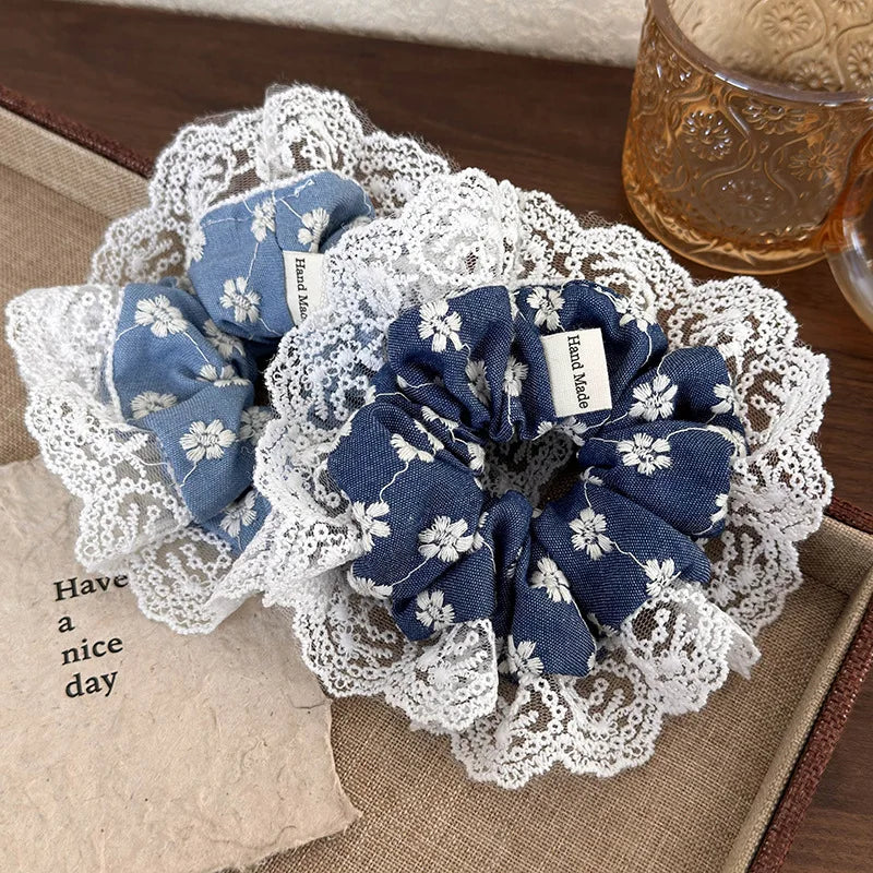 Haargummis aus Spitze mit bestickten Blumen in Jeansfarbe