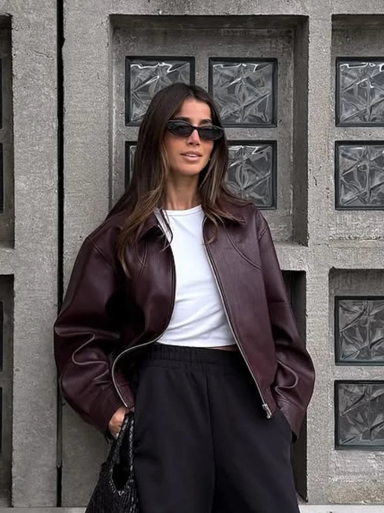 Damen High Street Fashion: Retro weinrote Kunstlederjacke mit Revers (2025)