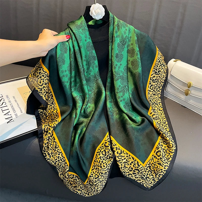 Das quadratische Seidentuch "Silk Horizon": Atemberaubender Designer-Print Hijab & großer Seidenfoulard, 110 cm