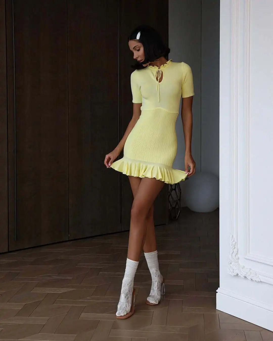 Rüschen-Strick-Minikleid für Damen – Geripptes Patchwork-Kleid mit hoher Taille
