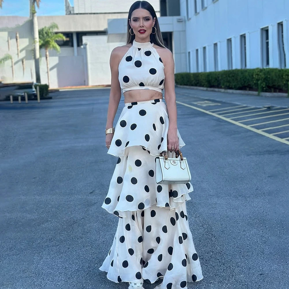 Elegantes weißes zweiteiliges Kleid-Set – ärmelloses Oberteil mit Polka-Dots & gerüschtes, plissiertes Maxikleid