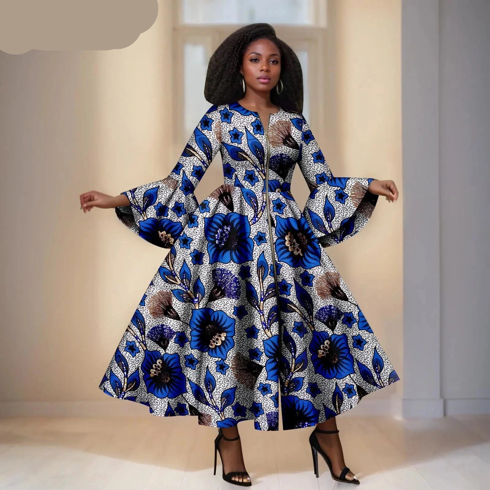 Das Maxi-Kleid "Aura": Kühnes afrikanisches Print-Kleid mit dramatischen ausgestellten Ärmeln