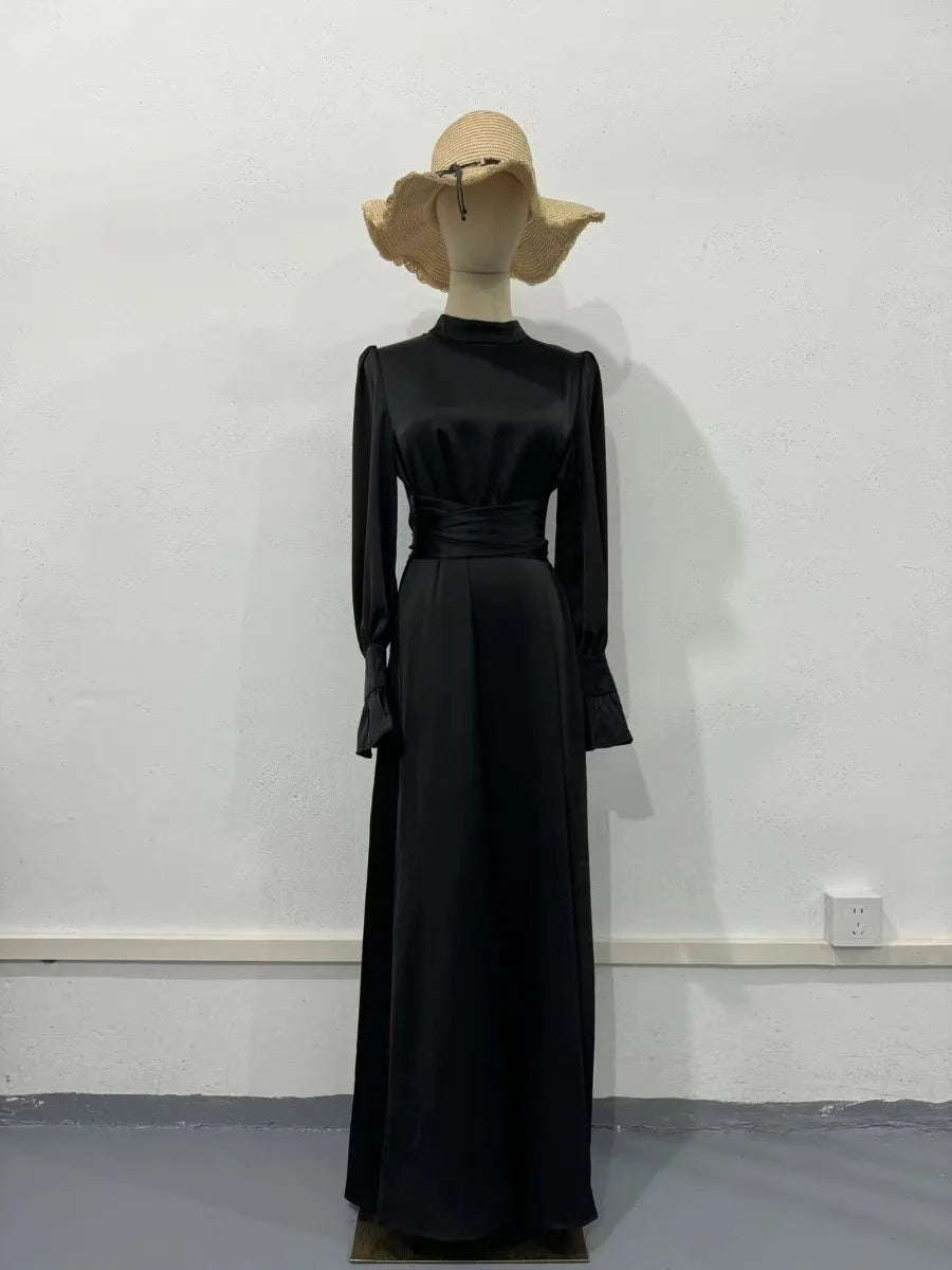 Premium-Satin-Heritage-Kleid – Abaya-Silhouette mit eleganten ausgestellten Ärmeln