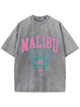 Das Malibu Retro T-Shirt: Sun-Washed Baumwoll-Grafik-T-Shirt mit Vintage-Schriftzug