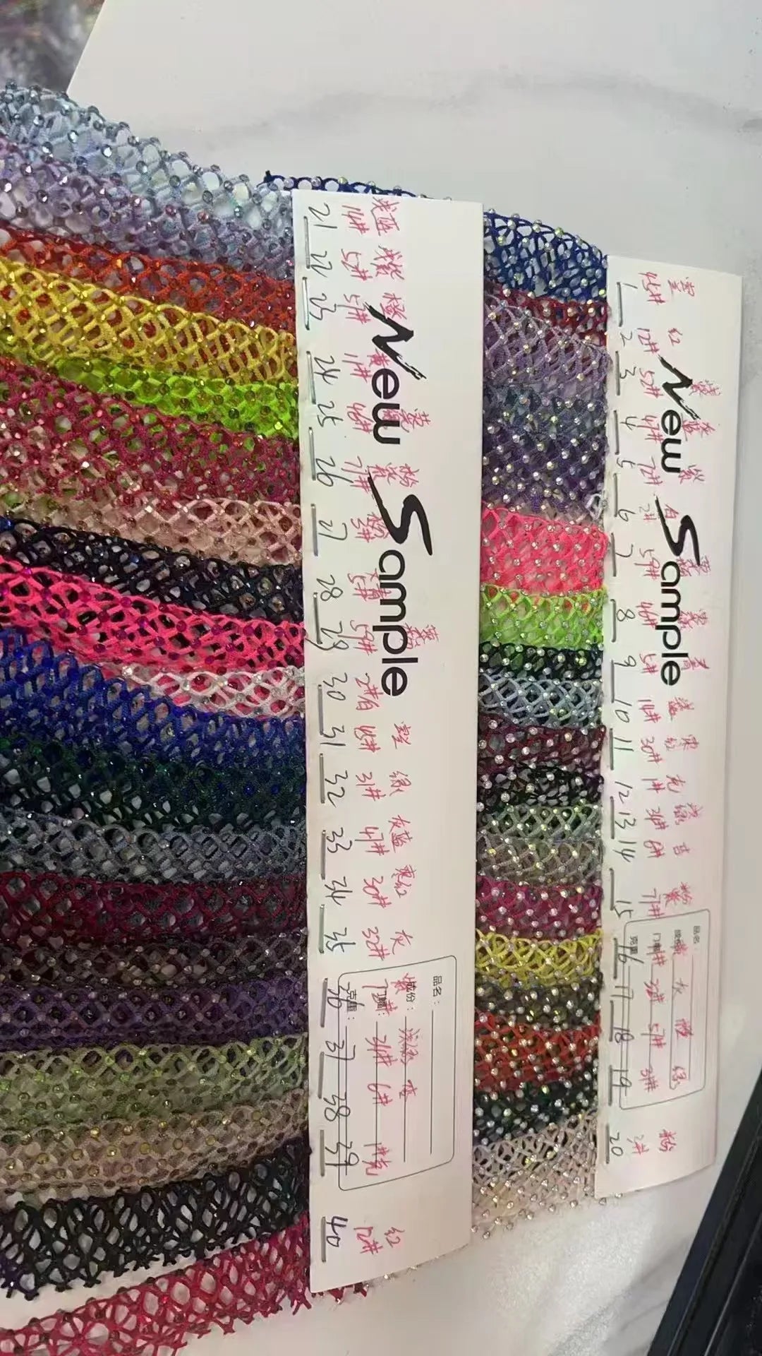 Maßgeschneidertes silberglänzendes Ballkleid | Schulterfreies Abendkleid mit hohem Schlitz