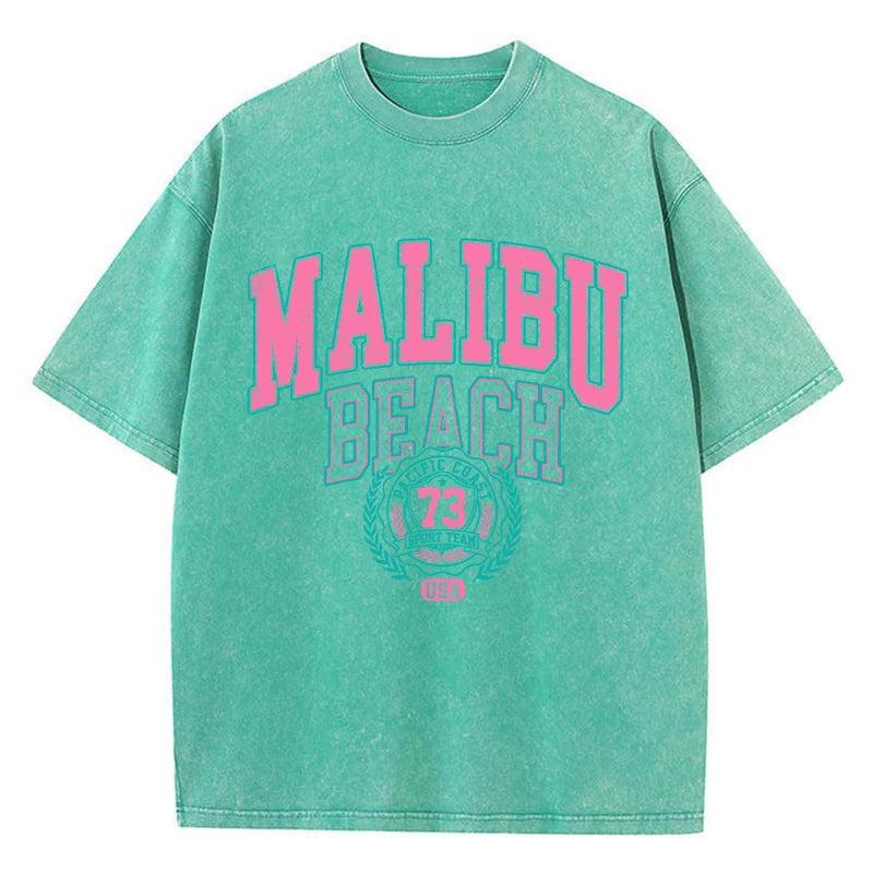 Das Malibu Retro T-Shirt: Sun-Washed Baumwoll-Grafik-T-Shirt mit Vintage-Schriftzug