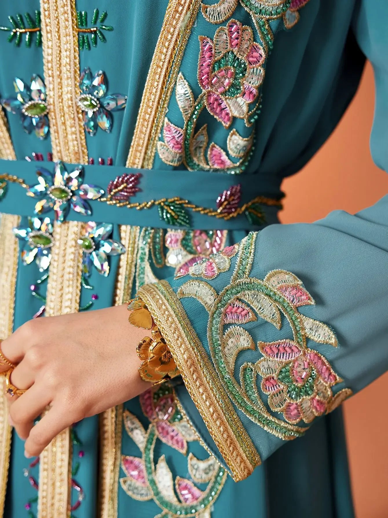 Das „Saphir-Illusion“-Kleid – Signature Blue Spitze & Diamantimitat 2-Teiler – Luxus Dubai Party Kaftan