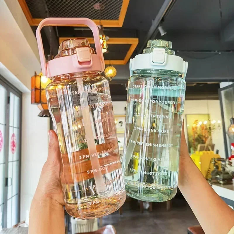 2L große Wasserflasche mit Strohhalm – Auslaufsicherer Kunststoff-Sportkrug mit Zeitmarkierung & motivierenden Zitaten