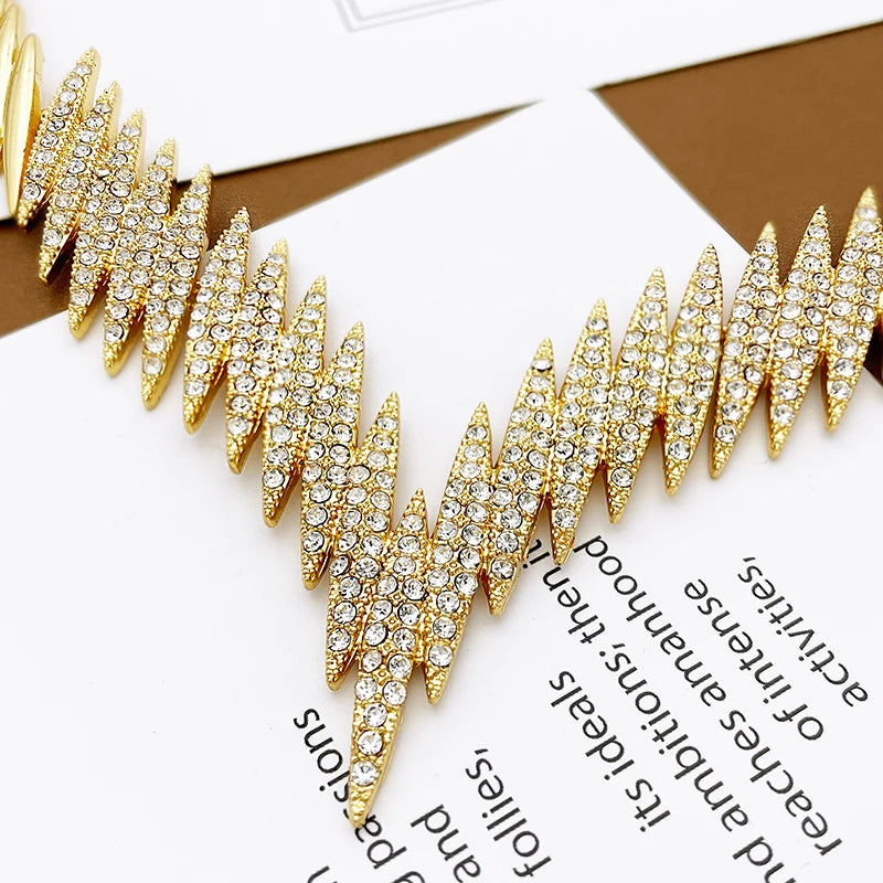 Luxuriöses 4-teiliges Schmuckset in Goldfarbe für Damen – Elegantes Set aus Halskette, Armband, Ring und Ohrringen