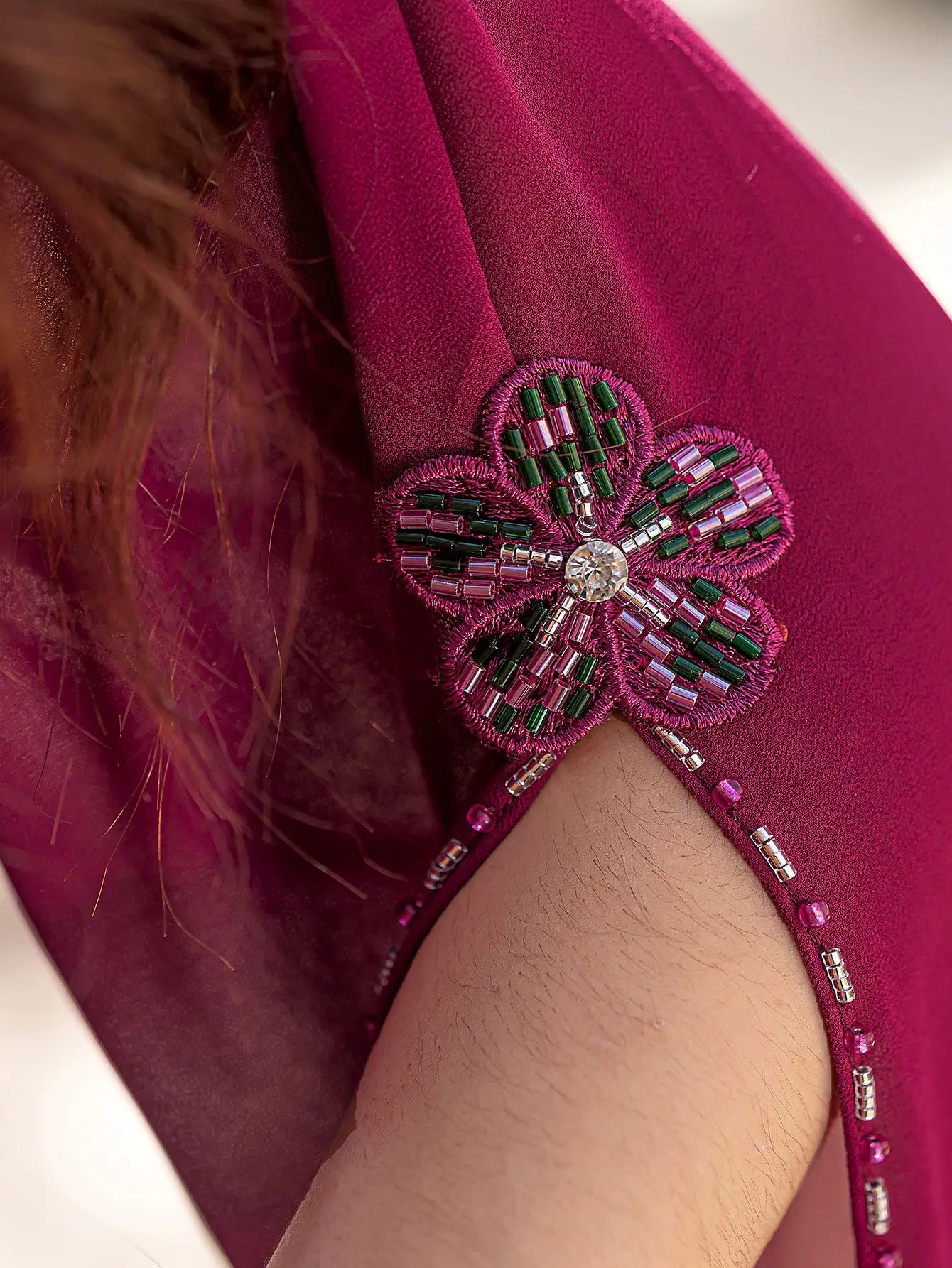 Das Abendkleid „Crimson Radiance“ – Diamant-V-Ausschnitt aus Chiffon – Luxuriöse marokkanische Djellaba
