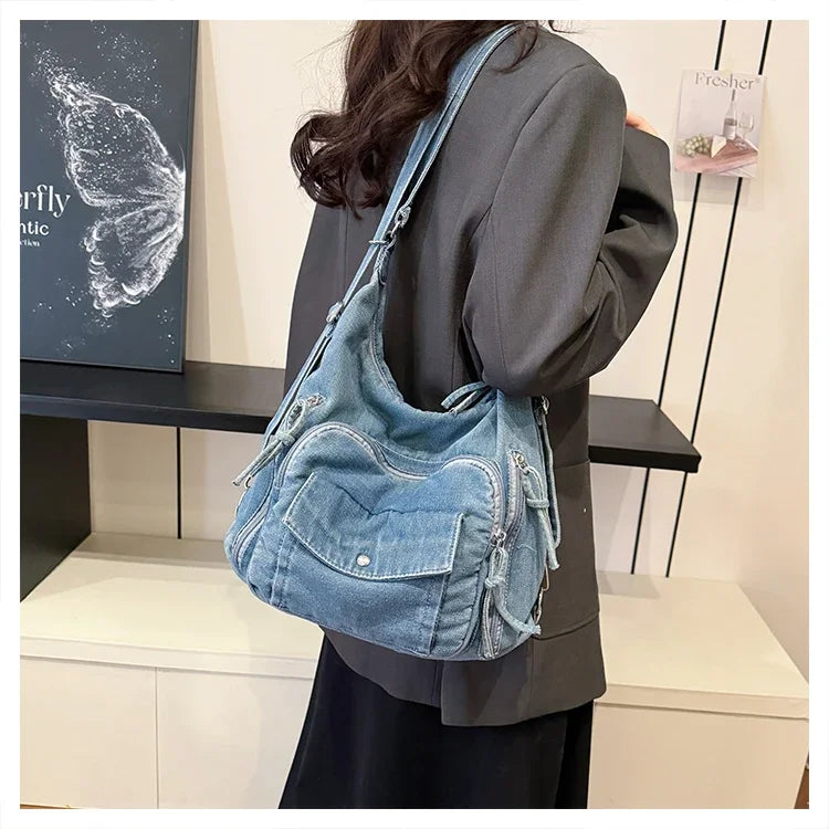 Die trendige Indigo-Edge Denim-Umhängetasche