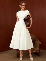 Weißes Damen-Kleid mit Kreis-Ausschnitt am Rücken – Abschlussballkleid mit breiten Schultern und taillierter Passform