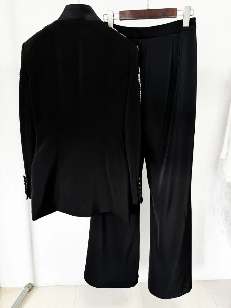 Schwarzer Designer-Anzug für Damen – Blazer mit Perlen- und Diamantbesatz am Stehkragen und weite Hose