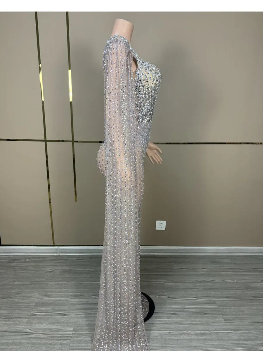 Luxuriöses, funkelndes Abendkleid mit Champagner-Optik – Großes Kleid mit transparenter langer Schleppe und Kristallen