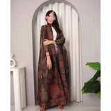 Die „Royal Archive“ Vintage Print Abaya | Offener Cardigan & Dubai Luxus Robe