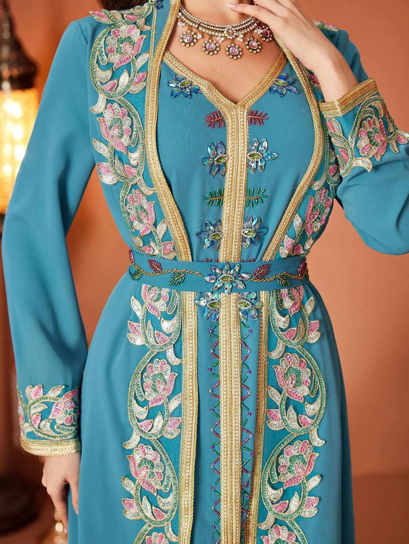 Das „Saphir-Illusion“-Kleid – Signature Blue Spitze & Diamantimitat 2-Teiler – Luxus Dubai Party Kaftan