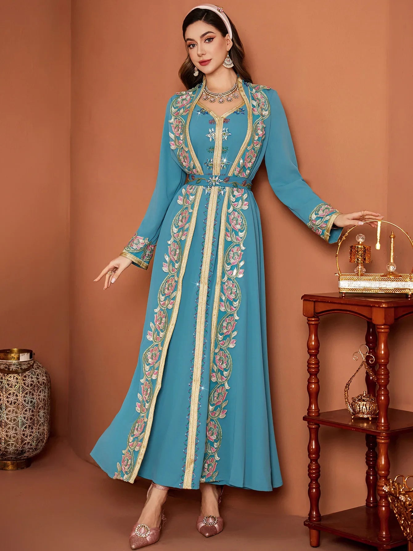 Das „Saphir-Illusion“-Kleid – Signature Blue Spitze & Diamantimitat 2-Teiler – Luxus Dubai Party Kaftan