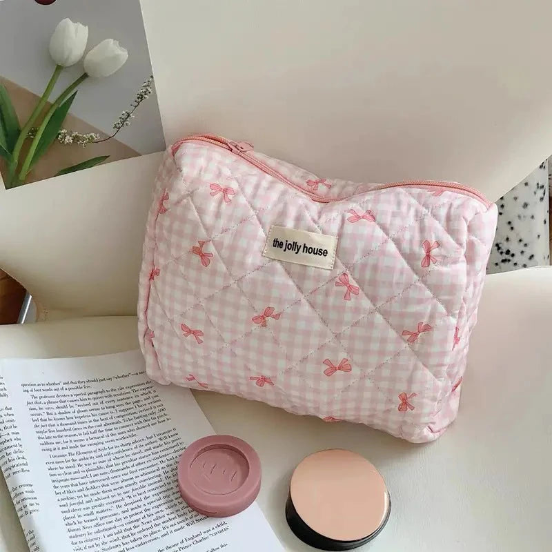 Die gesteppte Tragetasche "Coquette-Charm": Süße Make-up-Tasche mit Schleifenmuster
