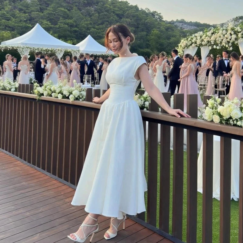 Weißes Damen-Kleid mit Kreis-Ausschnitt am Rücken – Abschlussballkleid mit breiten Schultern und taillierter Passform