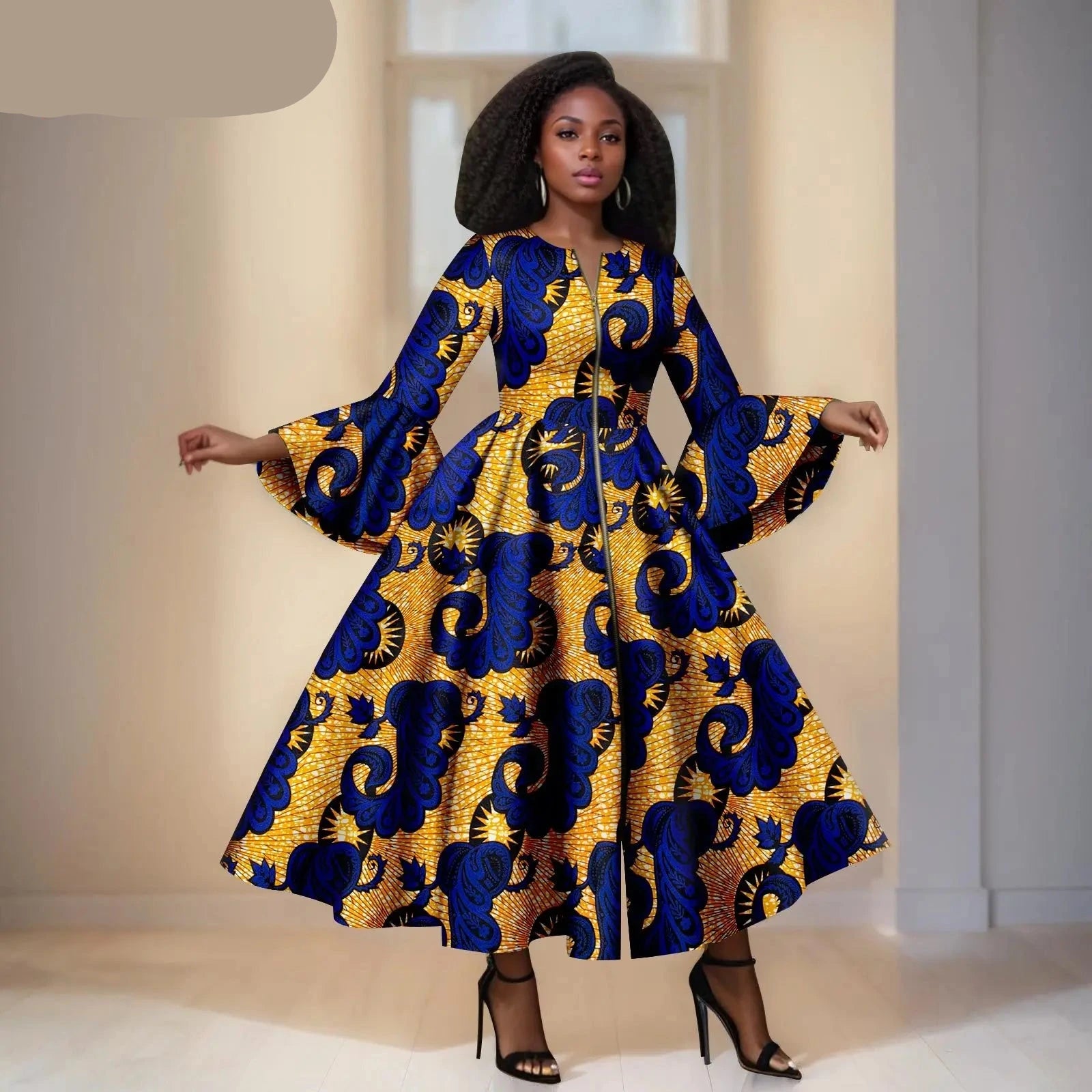 Das Maxi-Kleid "Aura": Kühnes afrikanisches Print-Kleid mit dramatischen ausgestellten Ärmeln