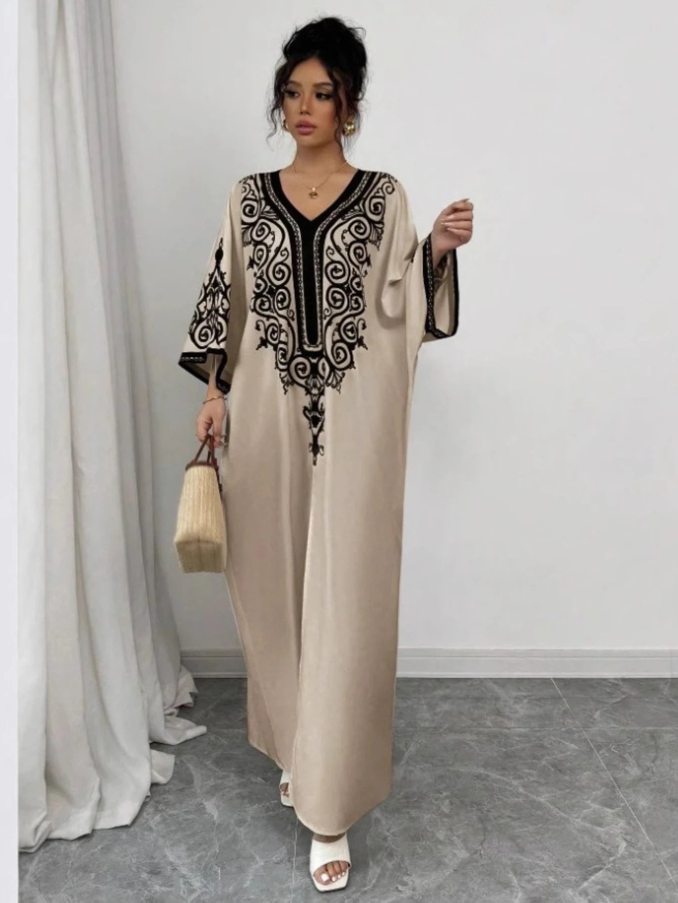 Die Abaya „Saffron Glow“ – Edles V-Ausschnitt Eid-Kleid in Aprikot – Luxuriöse, locker geschnittene Ramadan-Jalabia