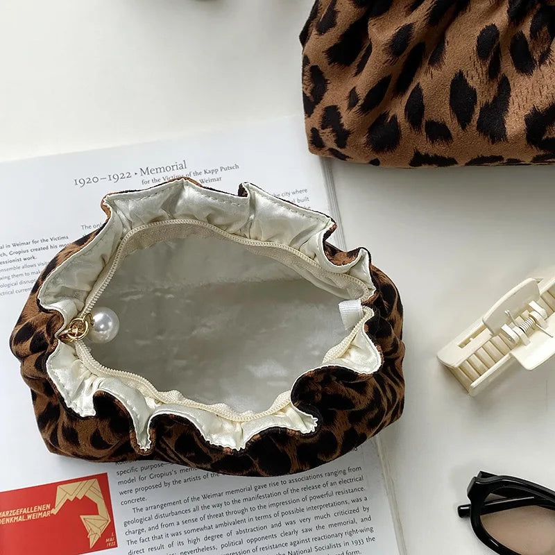 Das Safari-Glam Reiseetui: Leoparden-Kosmetiktasche