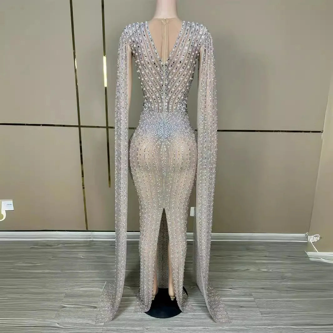 Luxuriöses, funkelndes Abendkleid mit Champagner-Optik – Großes Kleid mit transparenter langer Schleppe und Kristallen