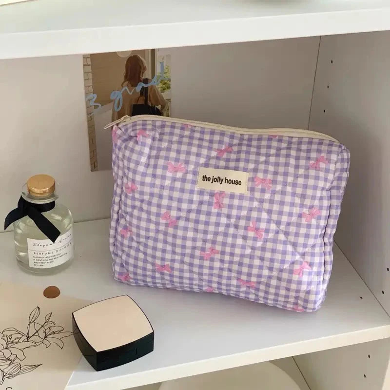 Die gesteppte Tragetasche "Coquette-Charm": Süße Make-up-Tasche mit Schleifenmuster