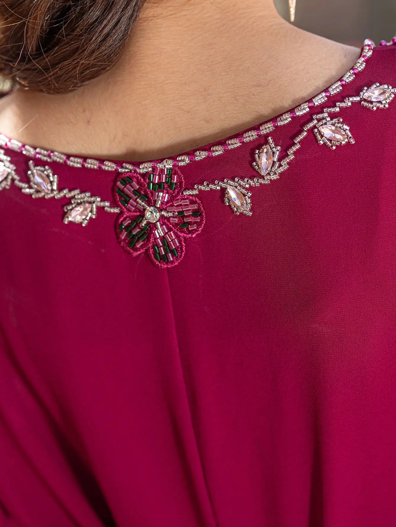 Das Abendkleid „Crimson Radiance“ – Diamant-V-Ausschnitt aus Chiffon – Luxuriöse marokkanische Djellaba