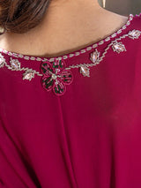 Das Abendkleid „Crimson Radiance“ – Diamant-V-Ausschnitt aus Chiffon – Luxuriöse marokkanische Djellaba