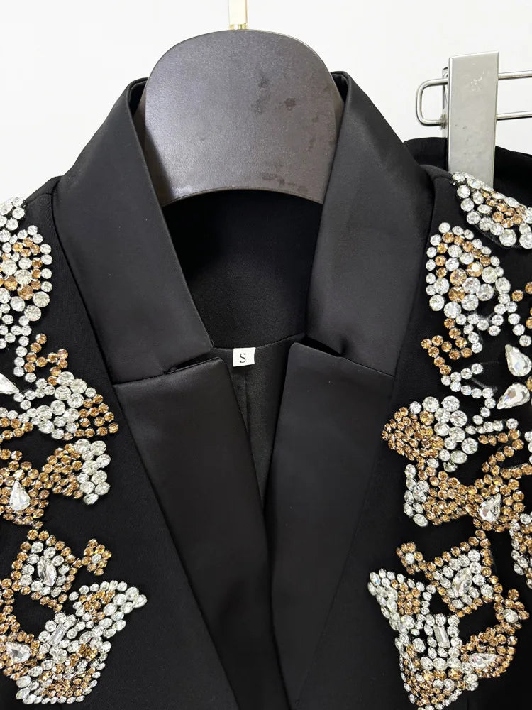 Schwarzer Designer-Anzug für Damen – Blazer mit Perlen- und Diamantbesatz am Stehkragen und weite Hose