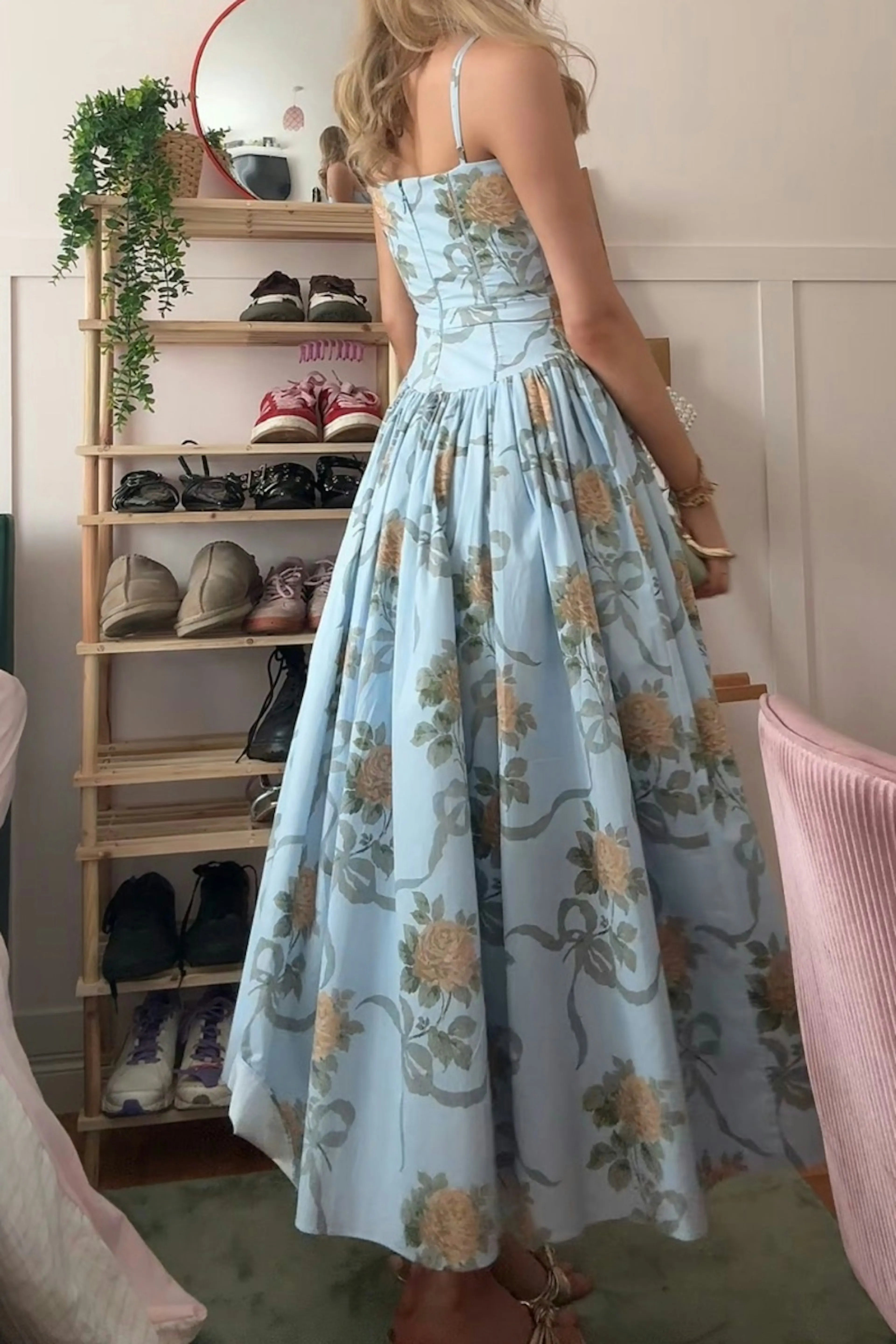 Geblümtes Midi-Sommerkleid – Elegantes Spaghettiträger-Kleid mit fließendem Schnitt