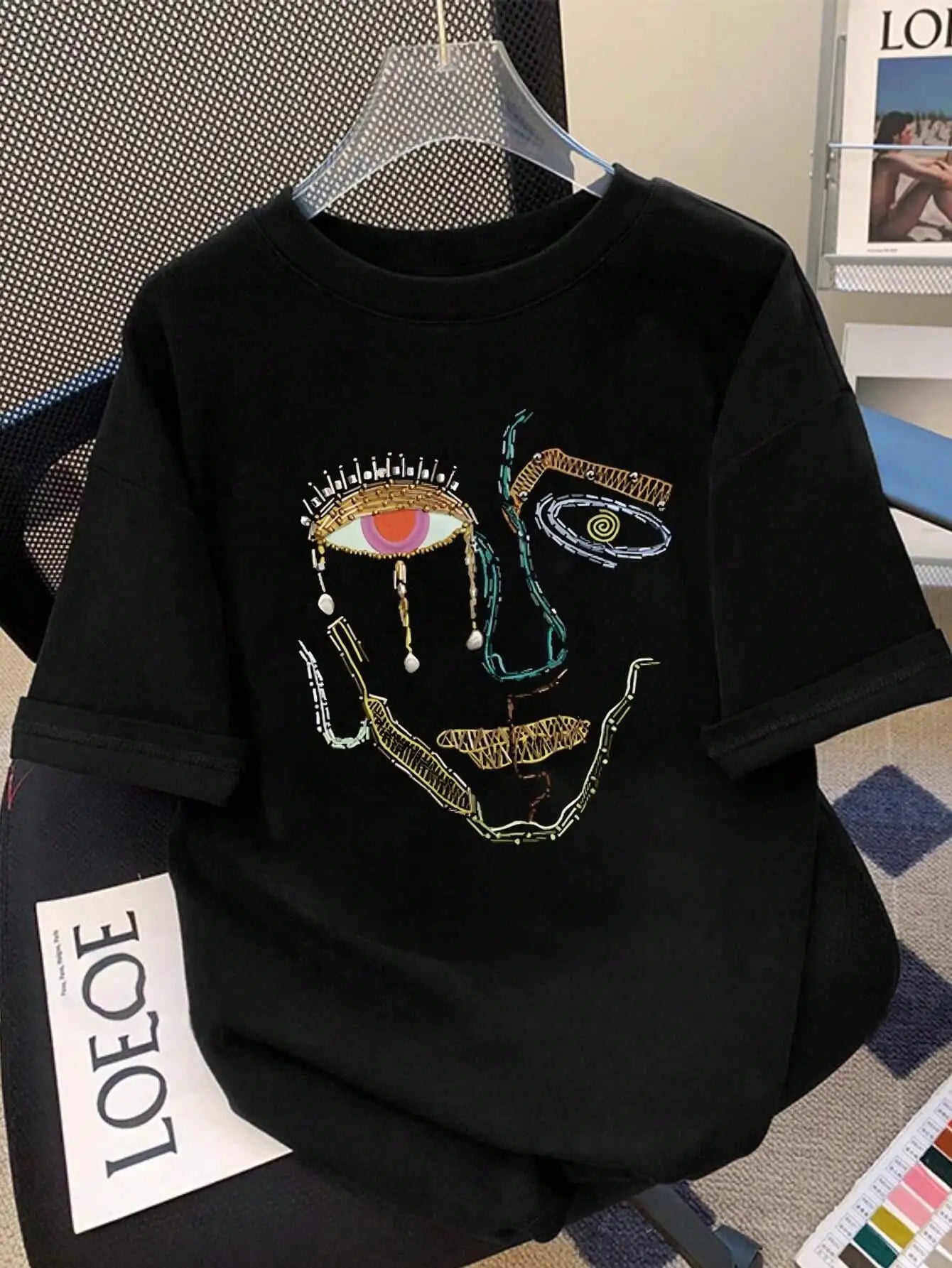 Damen Oversized-Top aus Premium-Baumwolle mit lebhaftem Graffiti-Porträt-Print